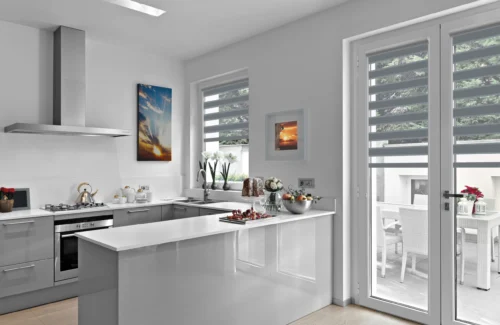 Moderne Küche mit großer Tür und Fenster